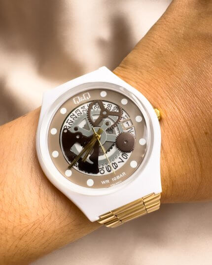 Reloj QYQ A13A502VY dorado