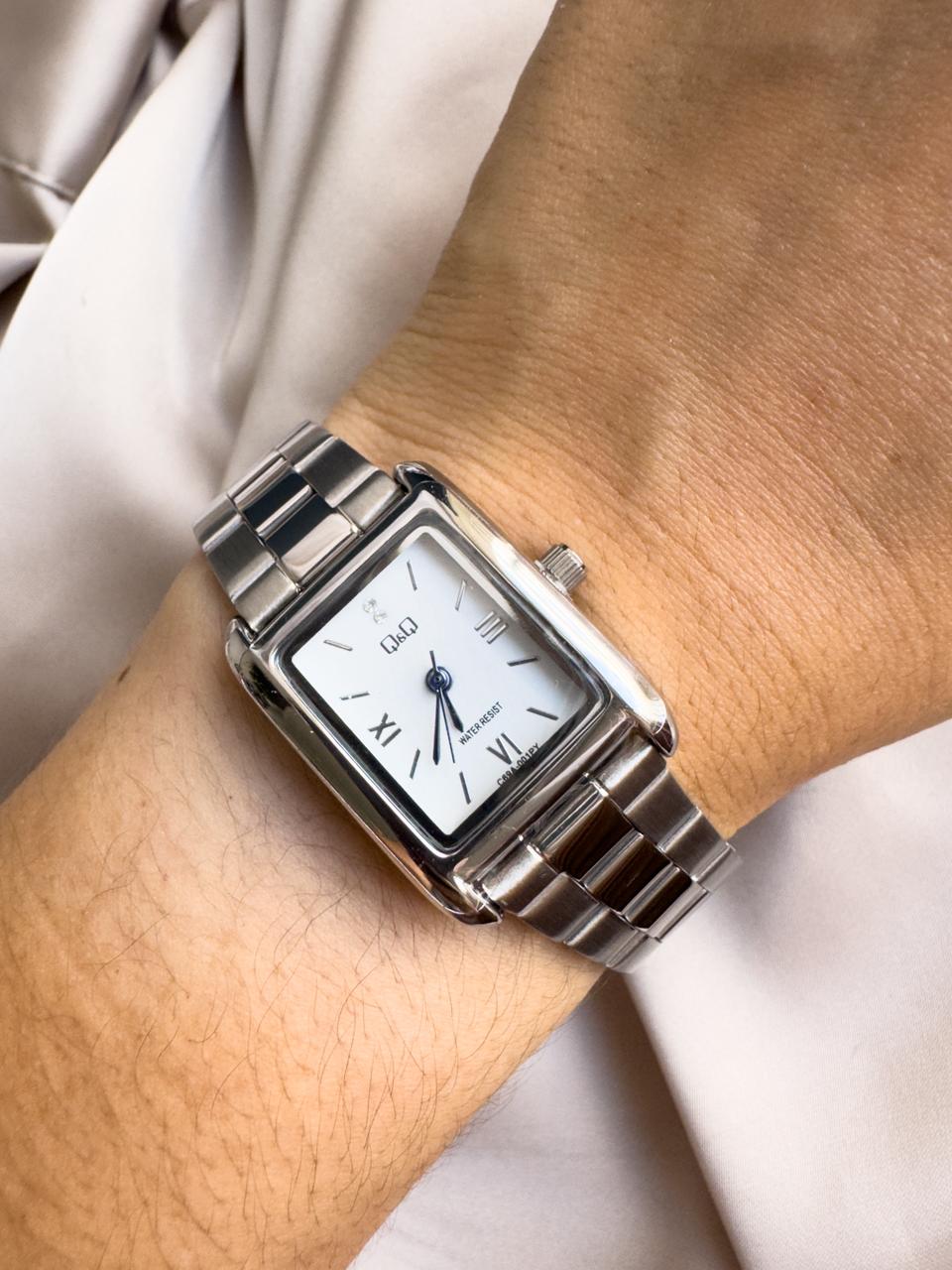 WhatsApp Image 2026-01-27 at 4.33.26 PM Reloj QYQ plateado pequeño - Imagen 1