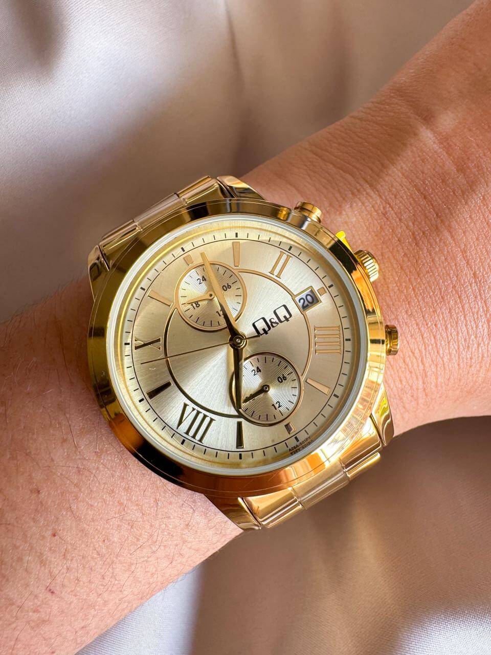 WhatsApp Image 2026-05-08 at 5.44.18 PM (3) RELOJ QYQ A25A DORADO FONDO DORADO - Imagen 1